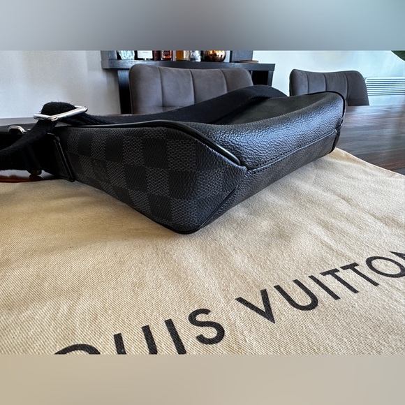 As new, District PM Damier graphite. Perfect condition as seen on the pictures. - Picture 2 of 11